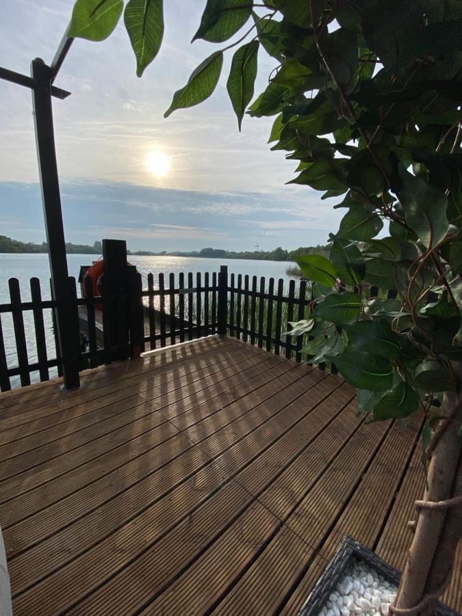 Lodge On The Lake At Lakeside Holiday Park Τσίτσεστερ Εξωτερικό φωτογραφία